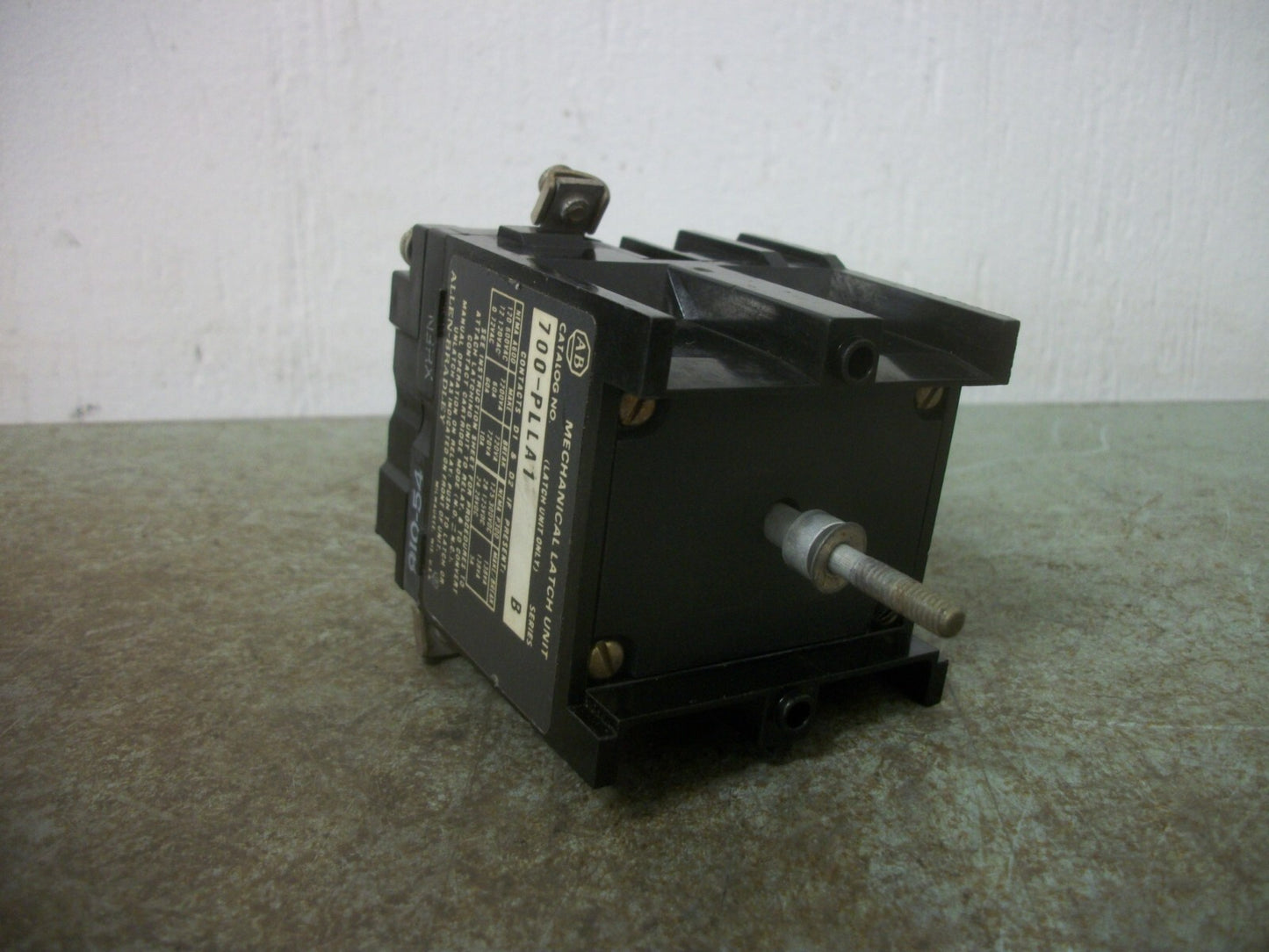 ALLEN-BRADLEY AC CONTROL RELAY MECHANICAL LATCH UNIT 700-PLLA1