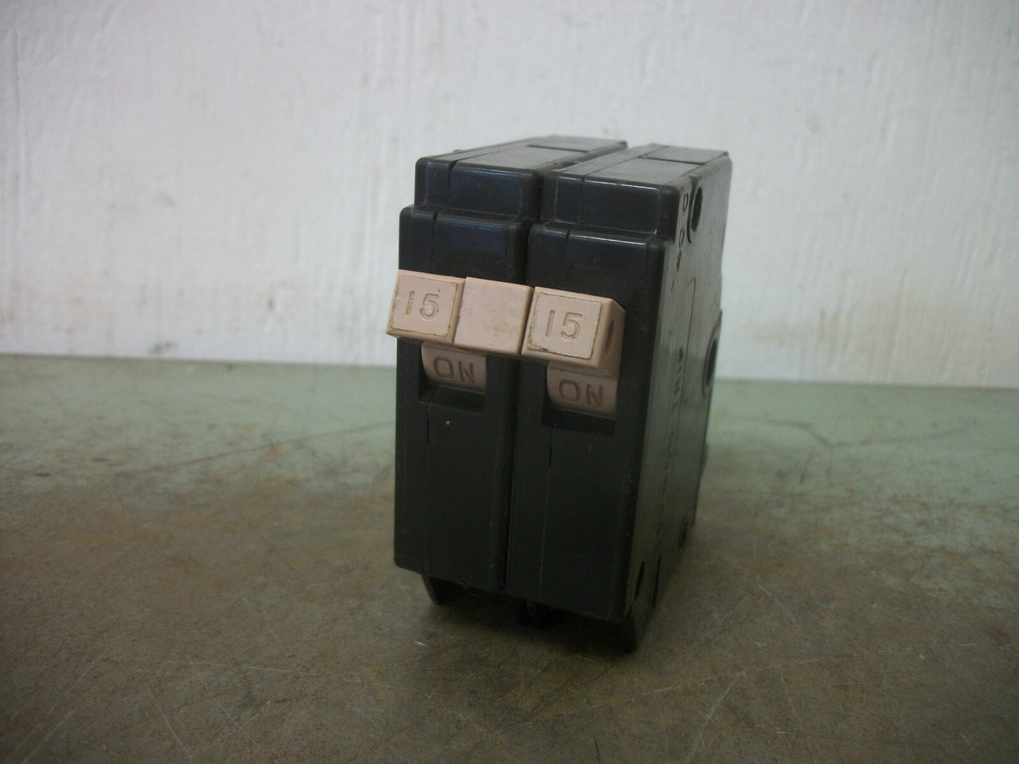 CUTLER-HAMMER CH CIRCUIT BREAKER CH215 15AMP 240VOLT 2POLE