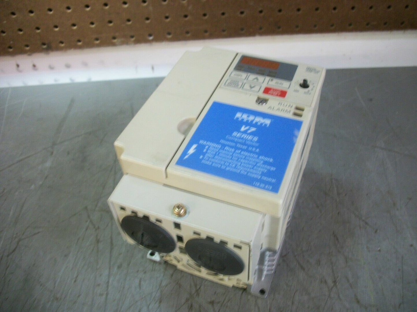 IDM CONTROLS V7 COMPACT VECTOR DRIVE CIMR-V7AU21P5 3PH 230VOLT 8AMP