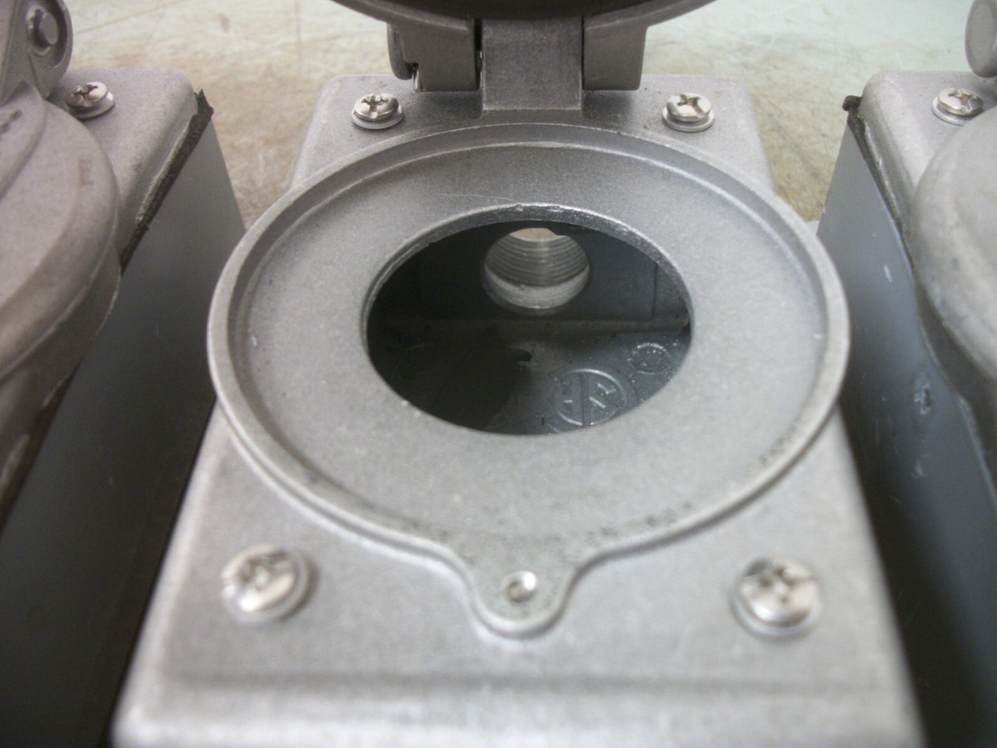 HUBBELL KILLARK LOT OF 3 WEATHERPROOF TWIST-LOCK RECEPTACLE ENCLOSURES FSC-2