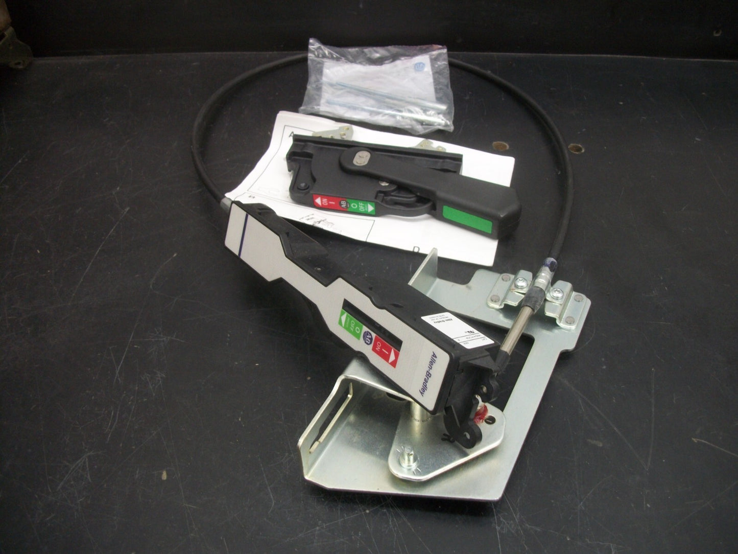 ALLEN-BRADLEY 4FT FLEX CABLE OPERATOR 140G-H-FCX04 NOB