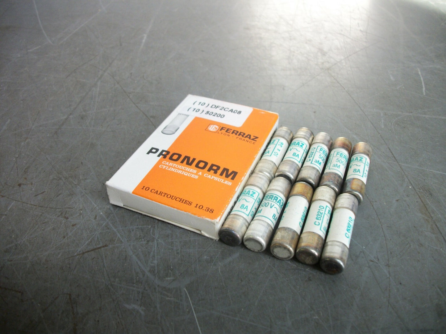 TELEMECANIQUE FERRAZ-SHAWMUT BOX OF 10 10X38 FUSES DF2CA08 8AMP 500VOLT NIB