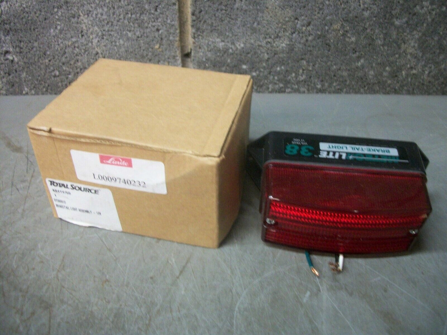 LINDE TOTAL SOURCE BRAKE/TAIL LIGHT ASSEMBLY L0009740232 NIB