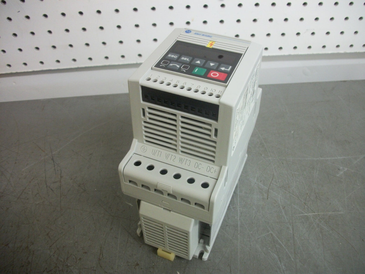 ALLEN-BRADLEY 1HP ANALOG S.F. MOTOR SPEED CONTROLLER 160-BA03NSF1P1 460V 2.3A 3P
