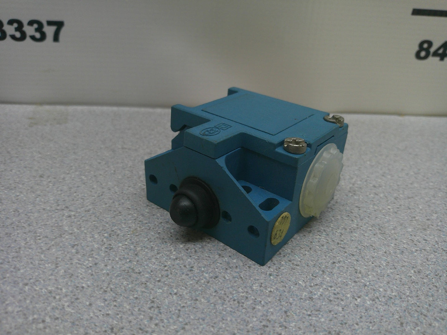 KLOCKNER-MOELLER LIMIT SWITCH AT11A-1-I 6AMP 300VOLT NOB