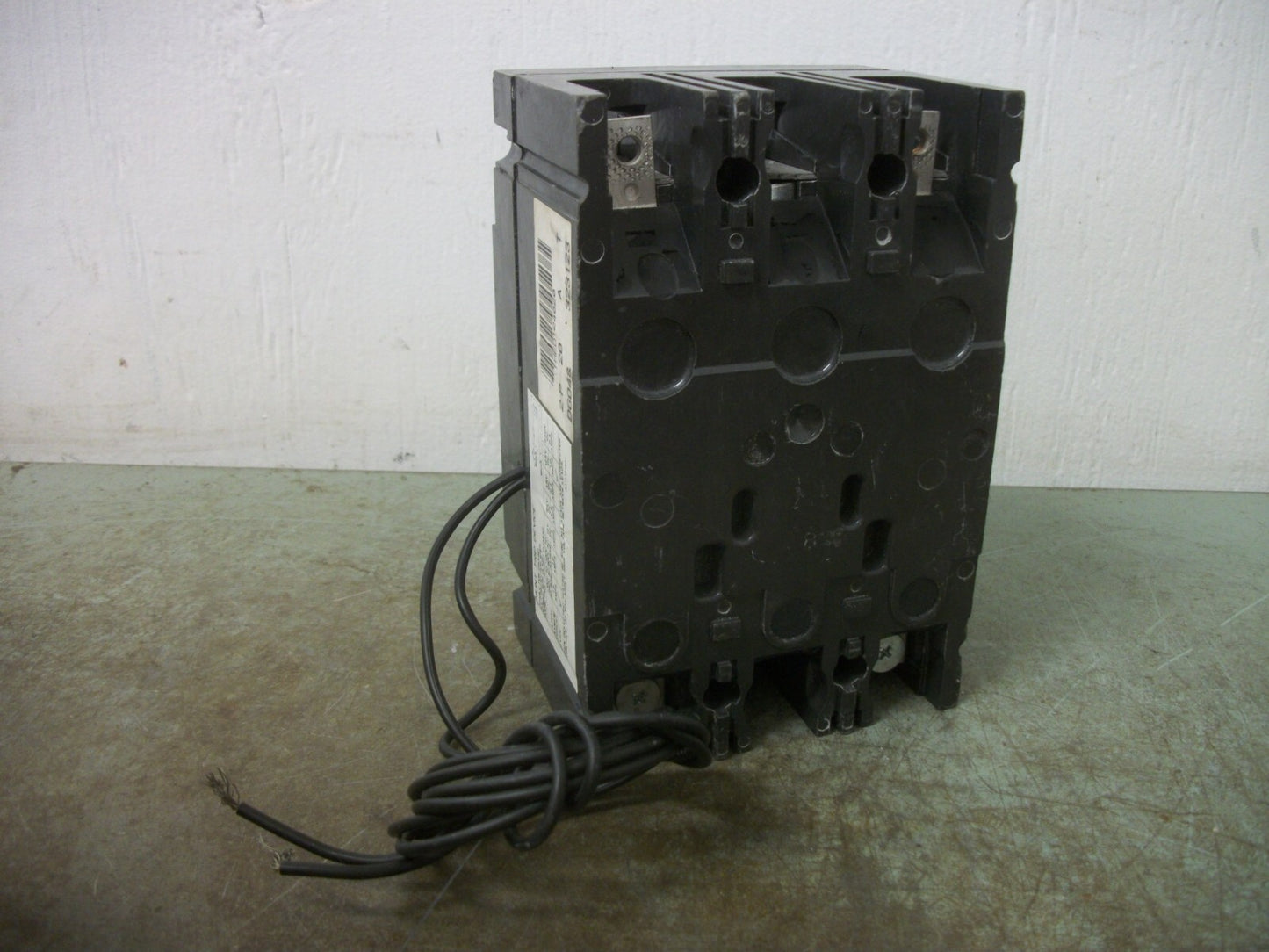 GE THED CIRCUIT BREAKER THED124020 20AMP 480VOLT 3POLE W/SHUNT NOB