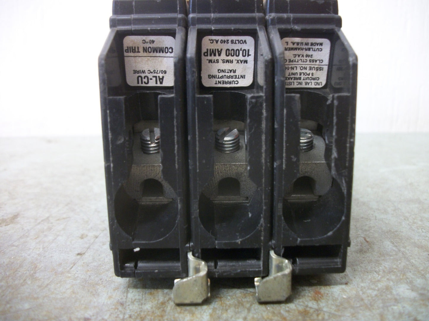CUTLER-HAMMER CH CIRCUIT BREAKER CH340 40AMP 240VOLT 3POLE NOB