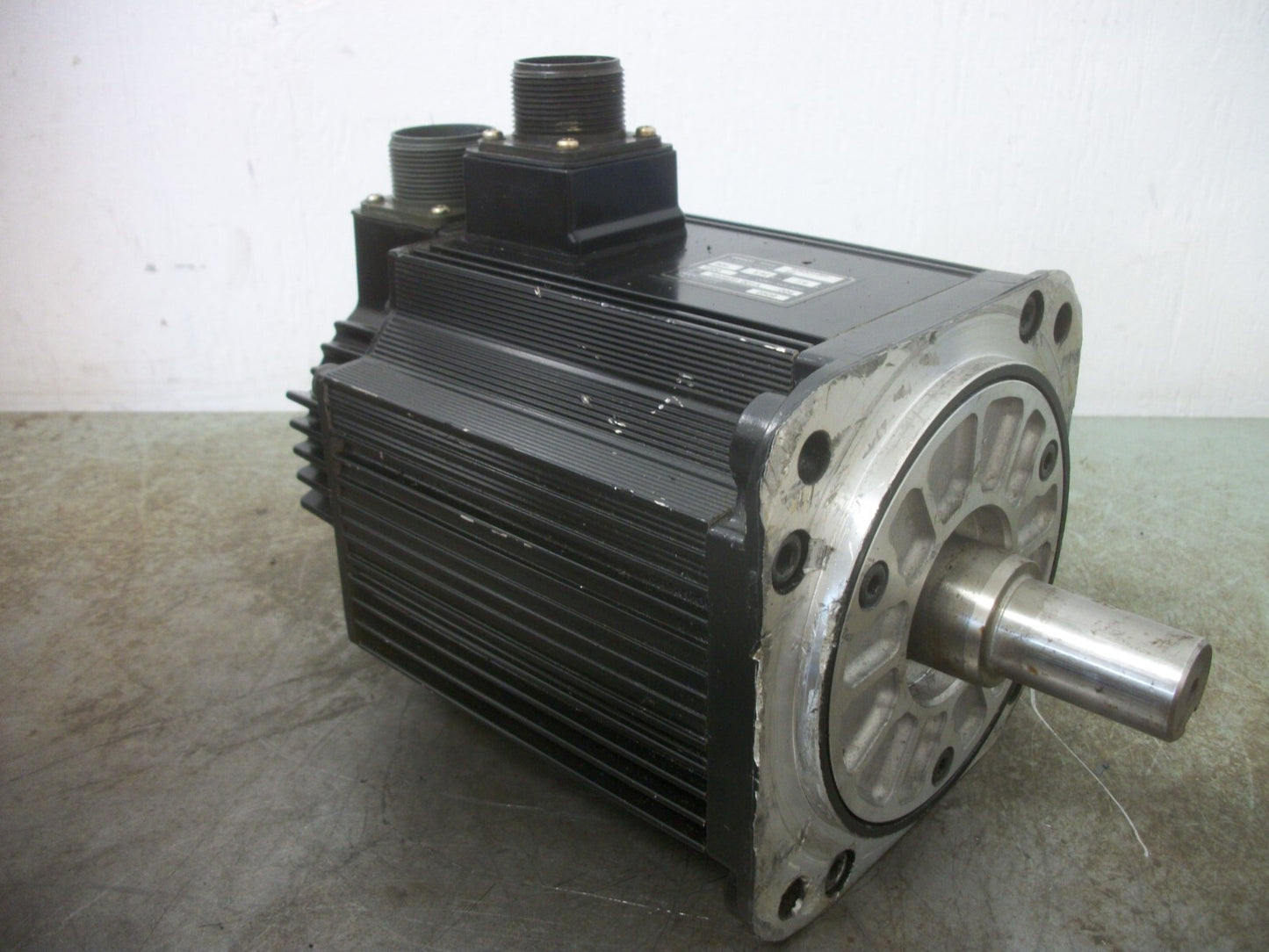 OMRON AC SERVO MOTOR R88M-W90010H-S2 200VOLT 900W 8.62N-M 7.6A 1000RPM