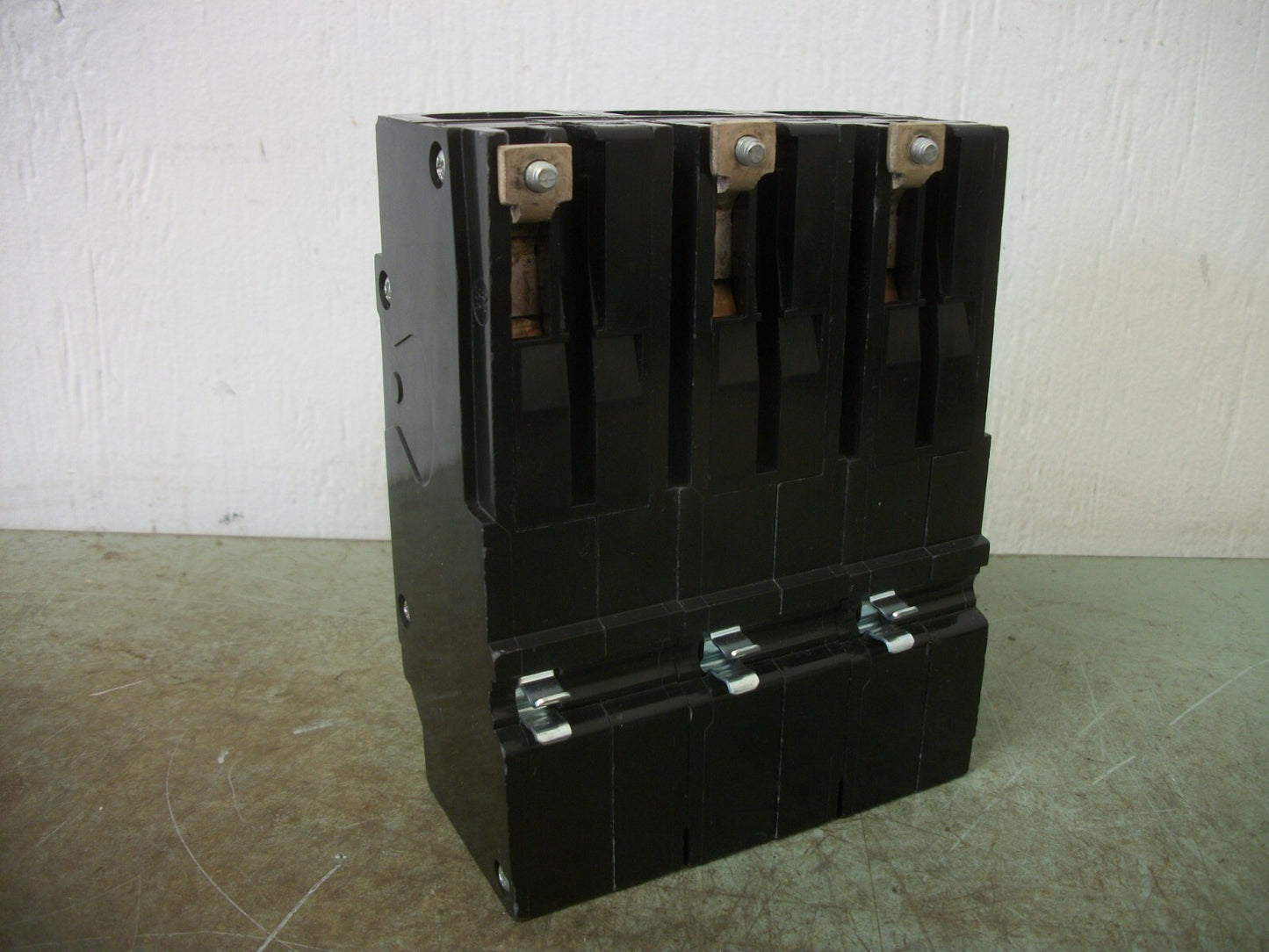 SQUARE D QOD CIRCUIT BREAKER QOB3125VH 125AMP 240VOLT 3POLE 22KA NOB