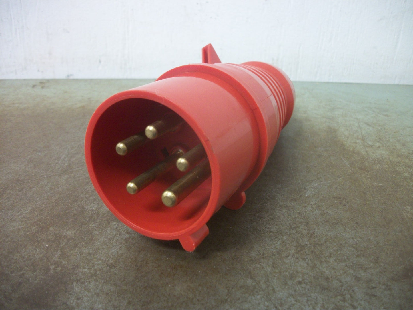 INTERPOWER PIN & SLEEVE PLUG 84152300 32AMP 415VOLT 3P+N+GRND