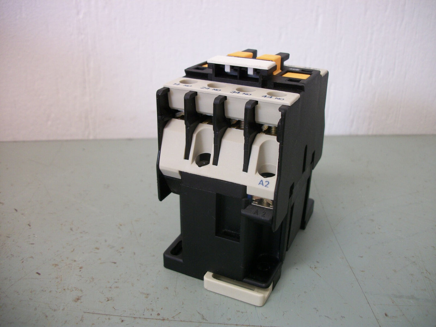 TELEMECANIQUE CONTROL RELAY CA2DN40G6 10AMP 120VCOIL NOB