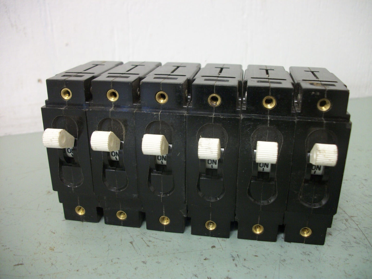 CARLINGSWITCH LOT OF 18 CIRCUIT BREAKERS CA1-X0-02-006-111-C 10AMP 277VOLT 1POLE