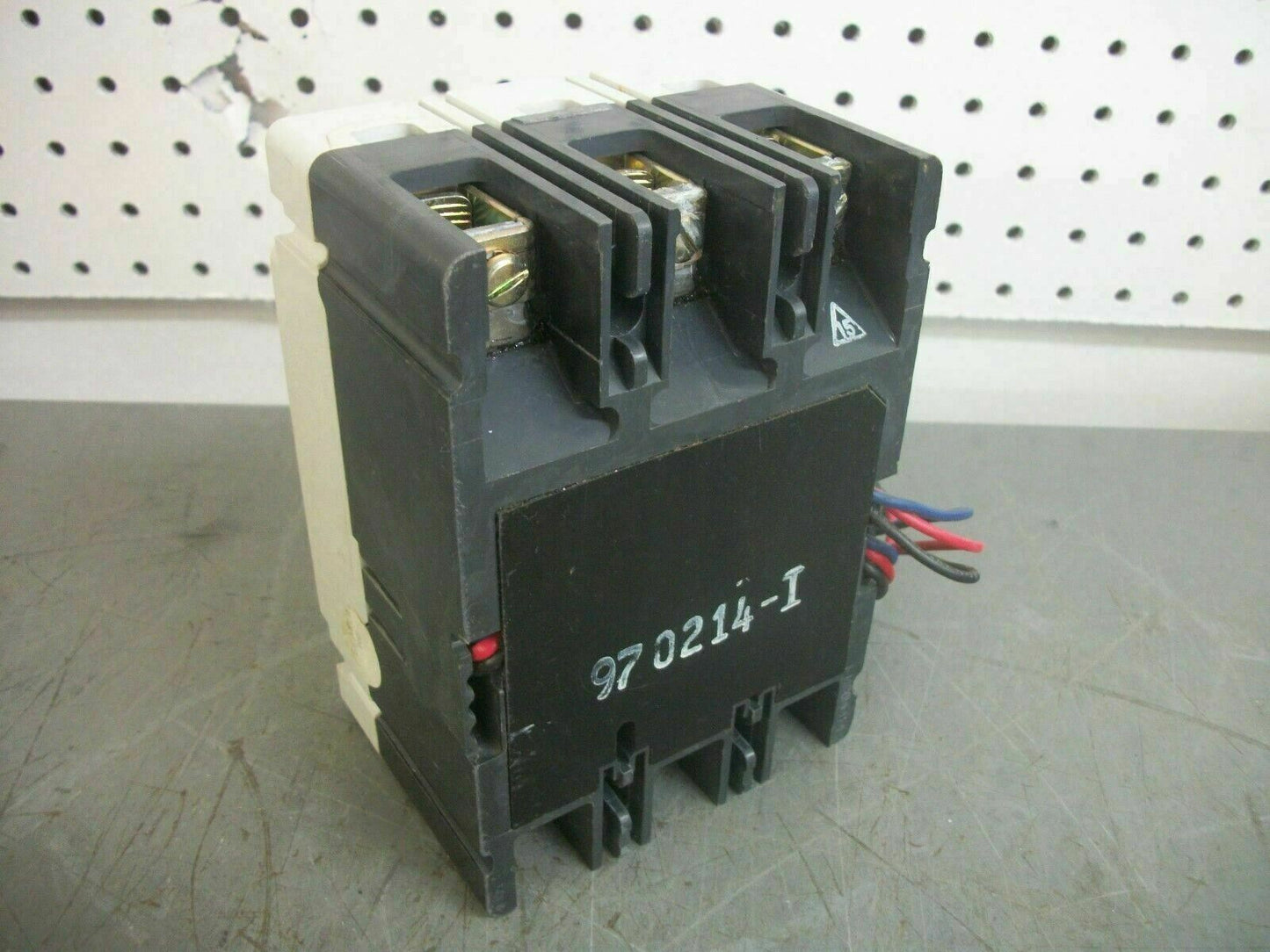 CUTLER-HAMMER HMCPS CIRCUIT BREAKER HMCPS015E0C 15AMP 600VOLT 3POLE W/AUX
