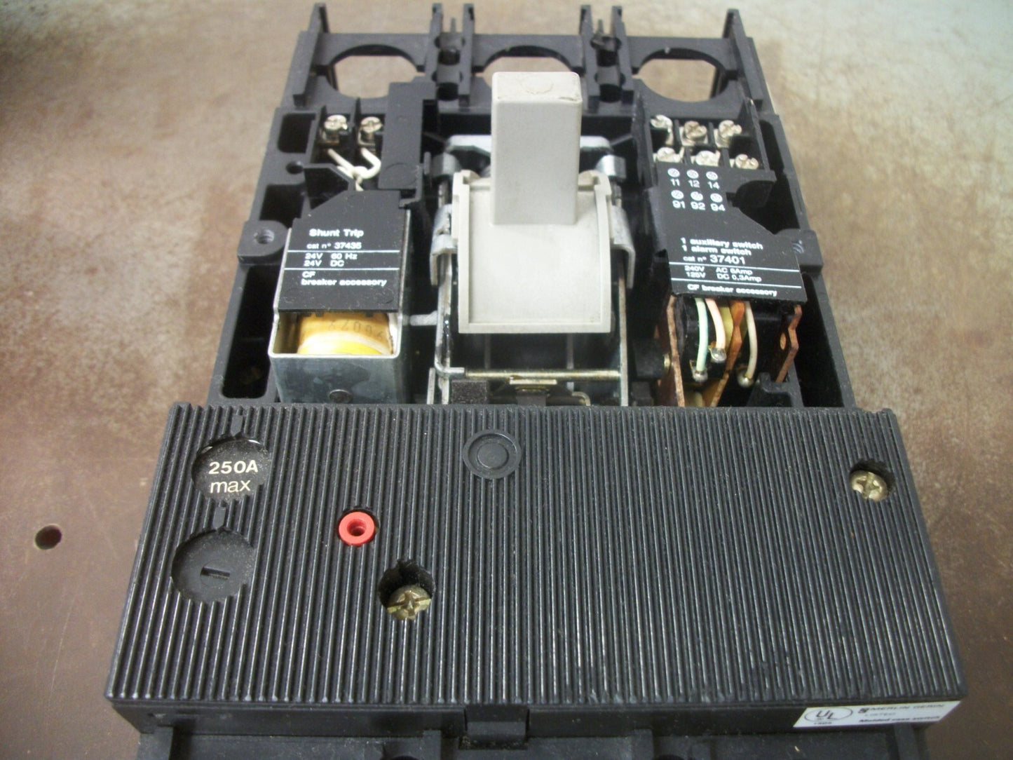 MERLIN GERIN COMPACT CF 250NA CIRCUIT BREAKER 37018 250AMP 480VOLT 3POLE