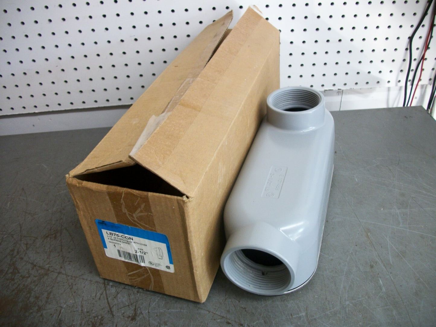 CROUSE-HINDS COOPER 2-1/2" LB CONDUIT BODY W/COVER LB75-CGN NIB