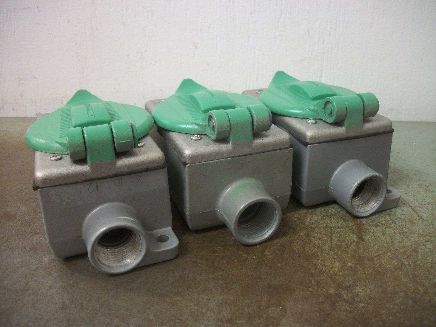 HUBBELL KILLARK LOT OF 3 WEATHERPROOF TWIST-LOCK RECEPTACLE ENCLOSURES FSC-2 GRE