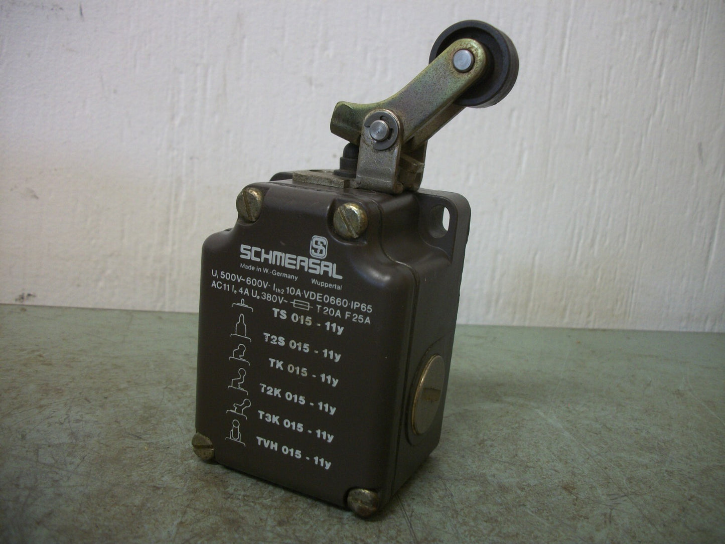 SCHMERSAL HEAVY DUTY LIMIT SWITCH T3K015-11Y NOB