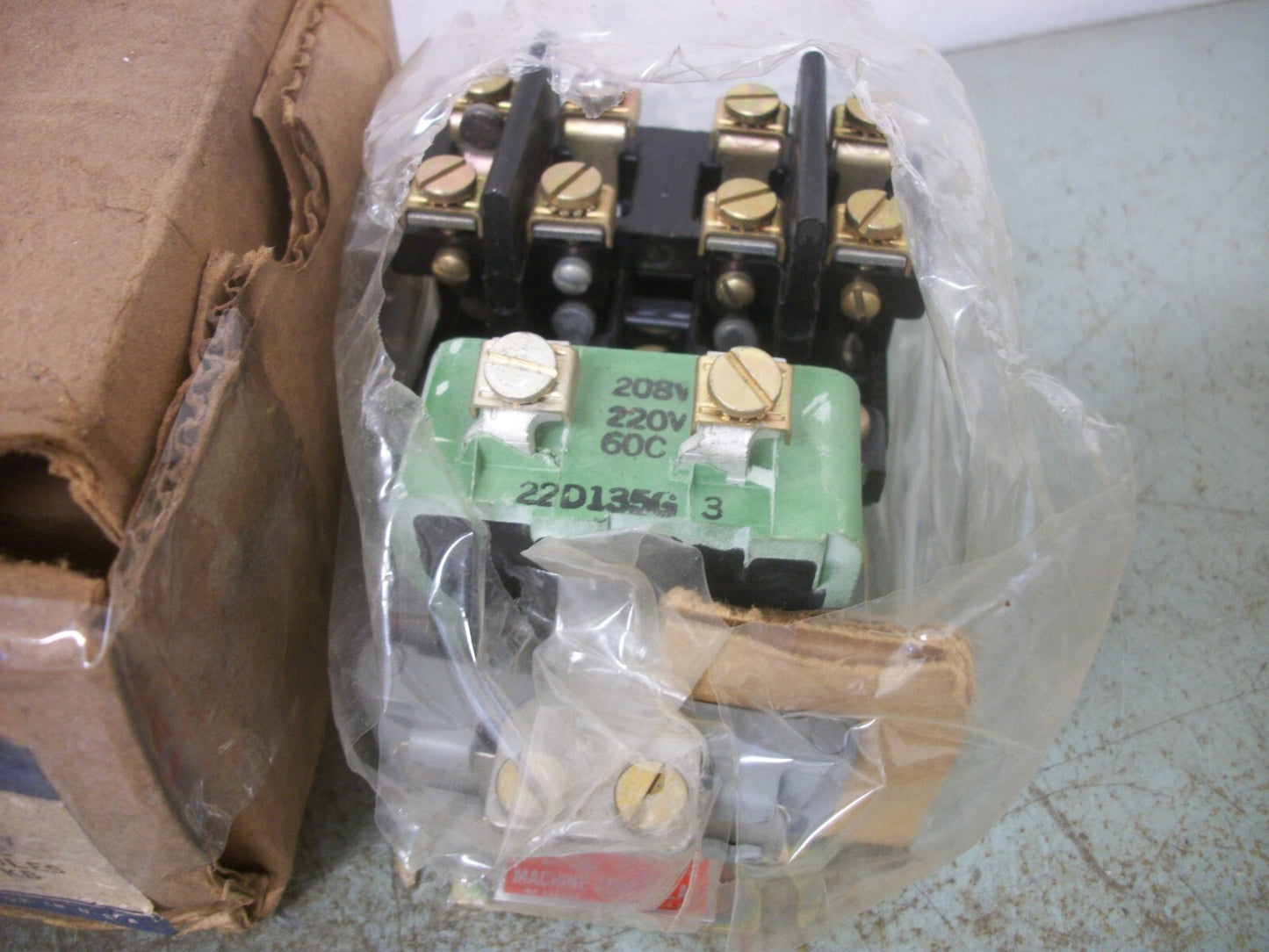 GE MACHINE TOOL RELAY CR2810A14AT3 208/220VCOIL 2N.O. 2N.C. POLES NIB