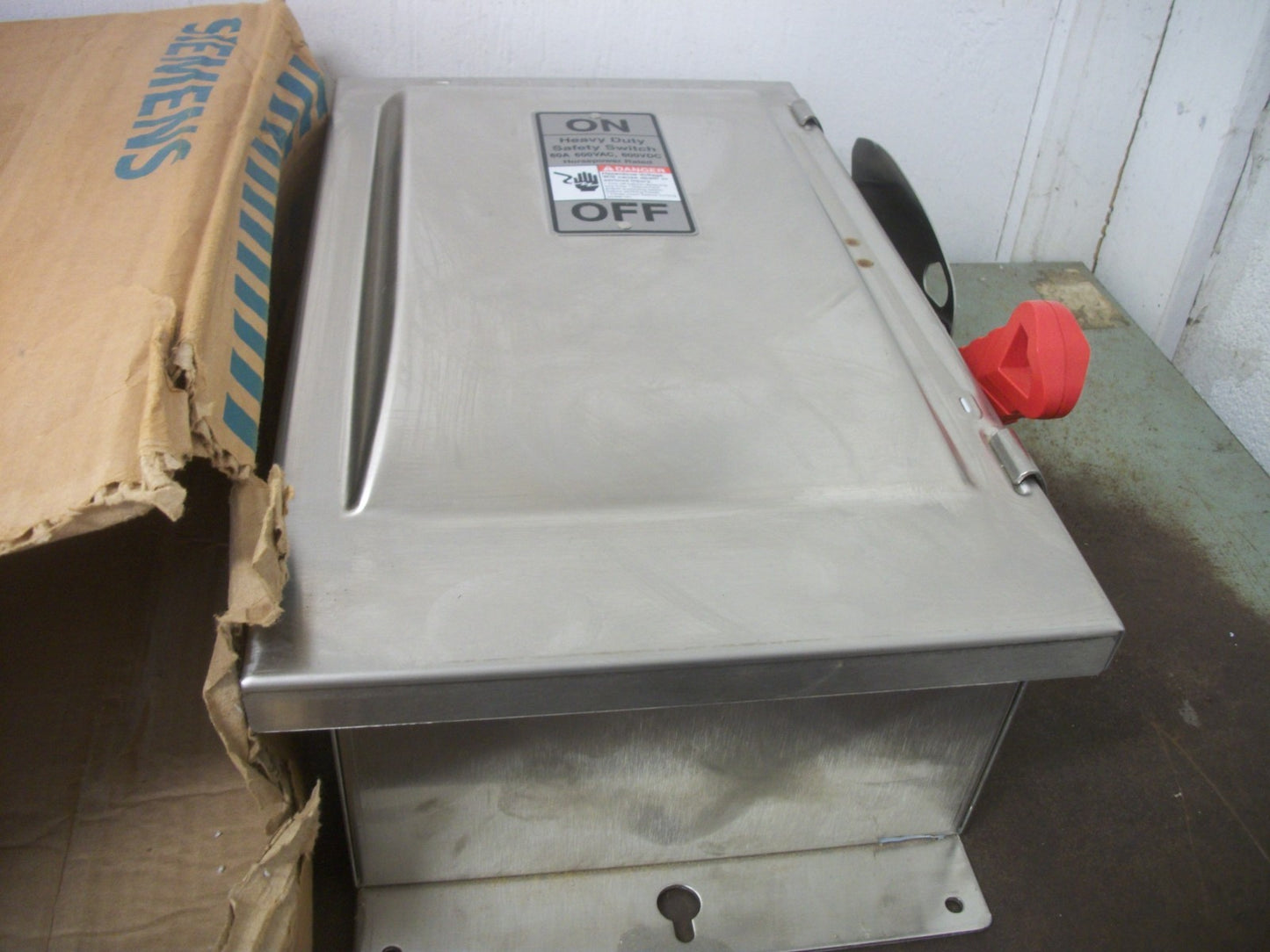 SIEMENS DISCONNECT SS TYPE 4,4X HF362S 60AMP 600VOLT 3POLE FUSIBLE NIB