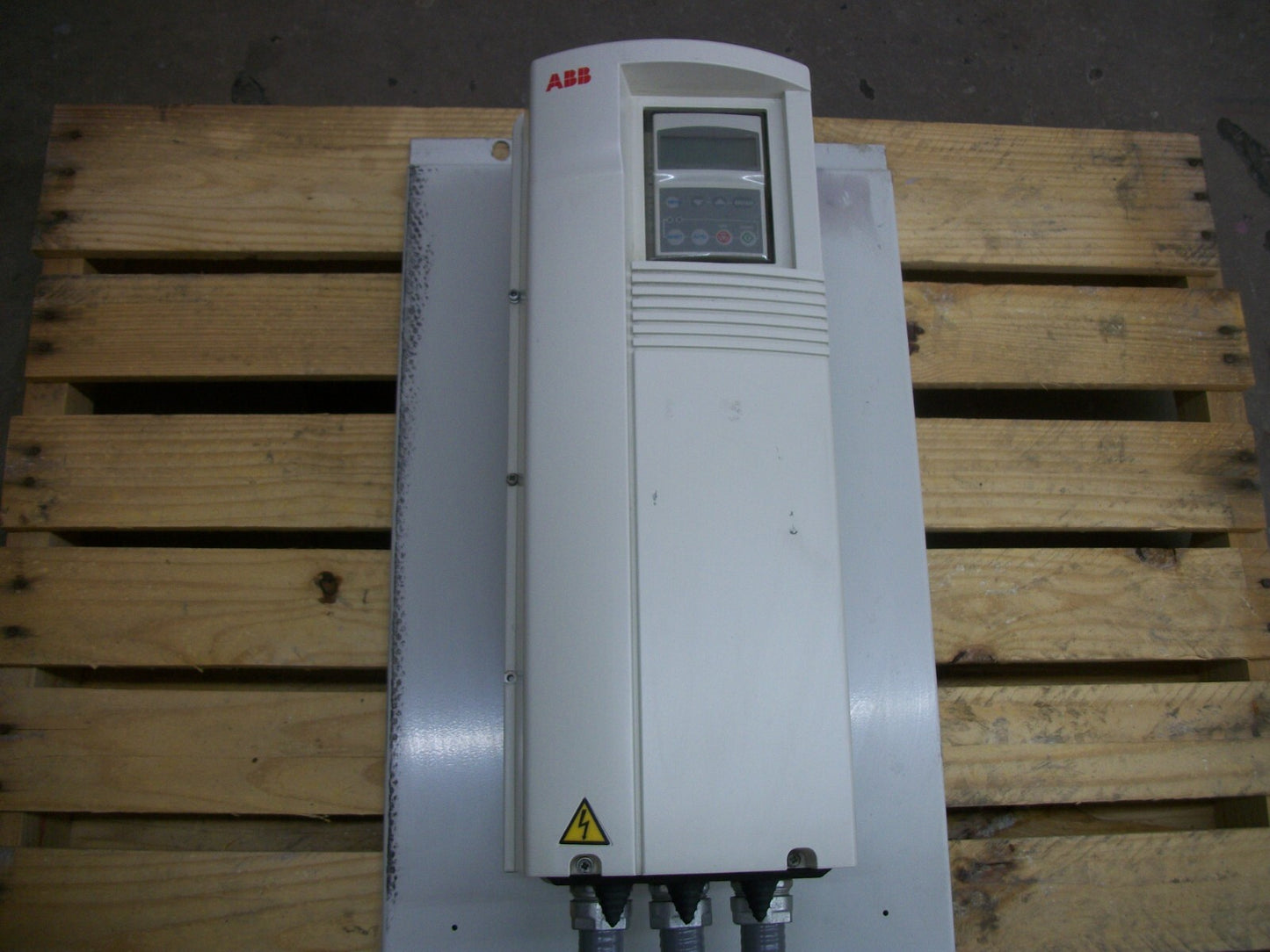 ABB AC DRIVE ACH401600935 480VOLT 3PH 15.3AMP W/DISCONNECT BOX