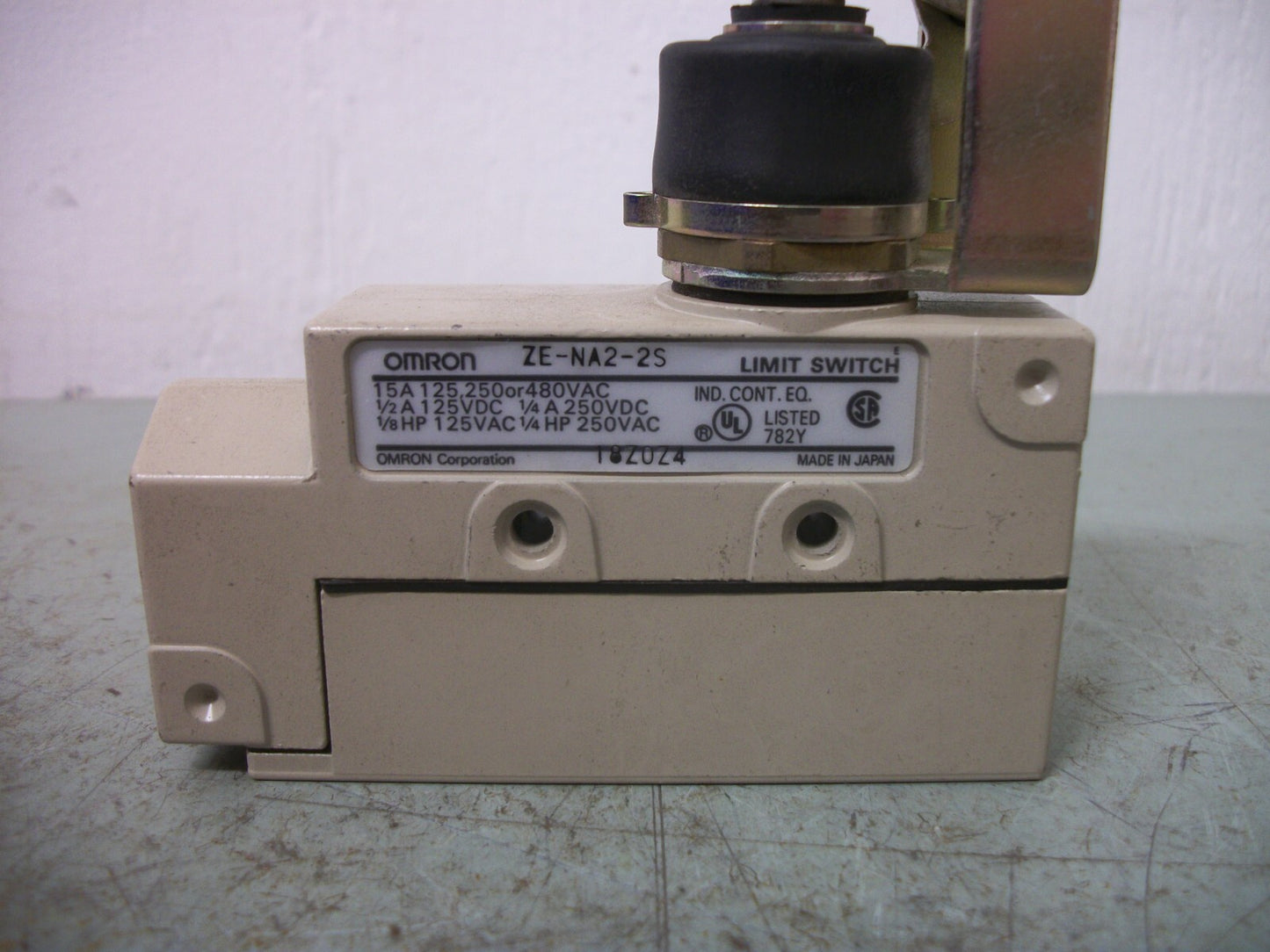 OMRON LIMIT SWITCH ZE-NA2-2S NOB