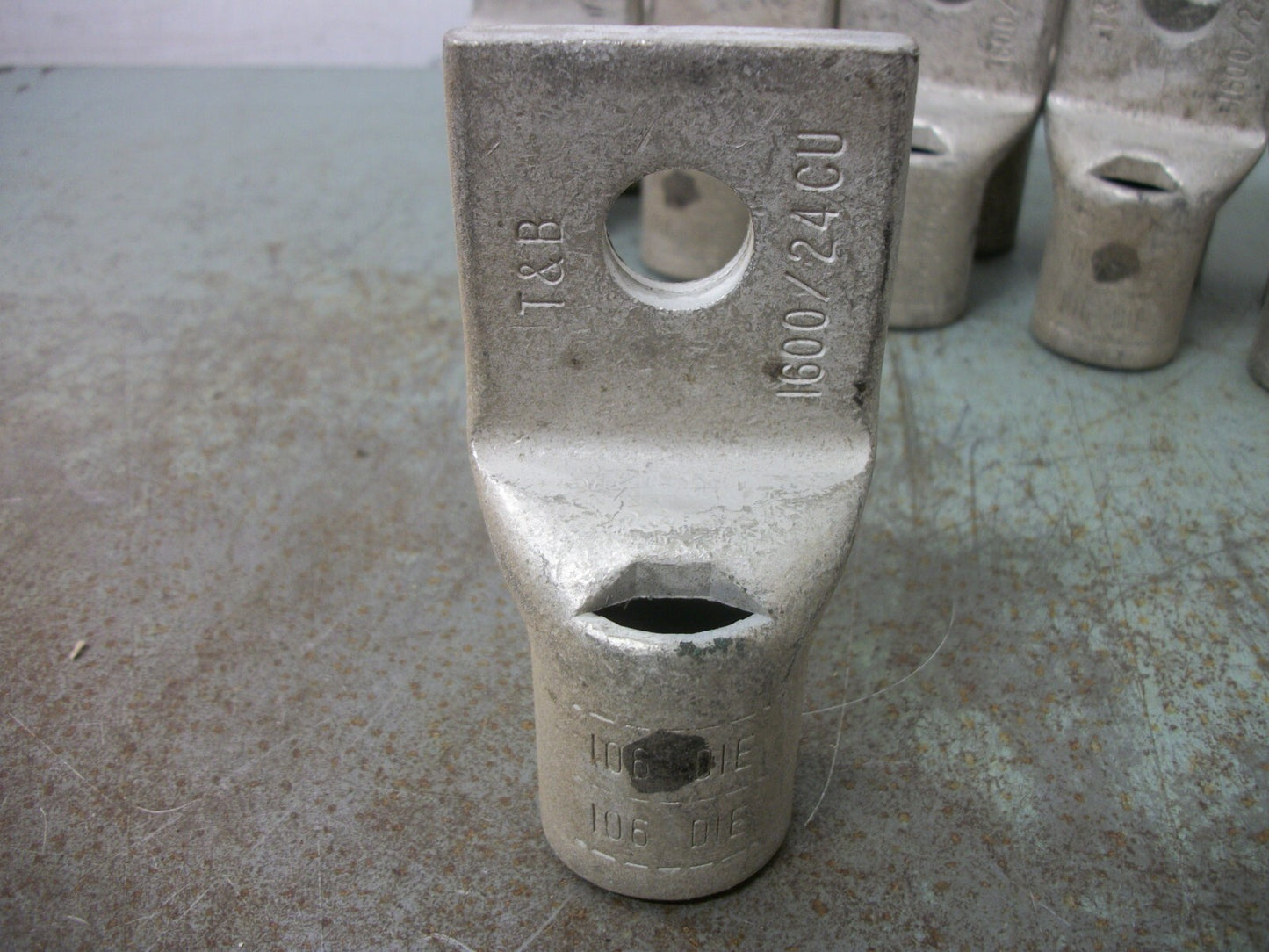 THOMAS & BETTS LOT OF 11 5/8" BOLT 1600/24 COMPRESSION LUGS 58184 NOB