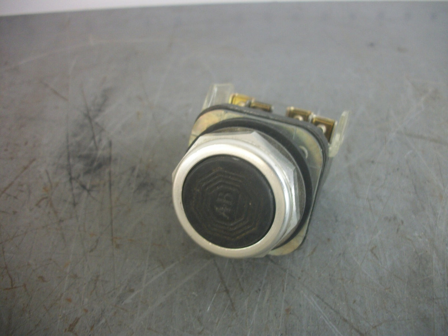 ALLEN-BRADLEY BLACK FLUSH MOMENTARY PUSHBUTTON 800T-A