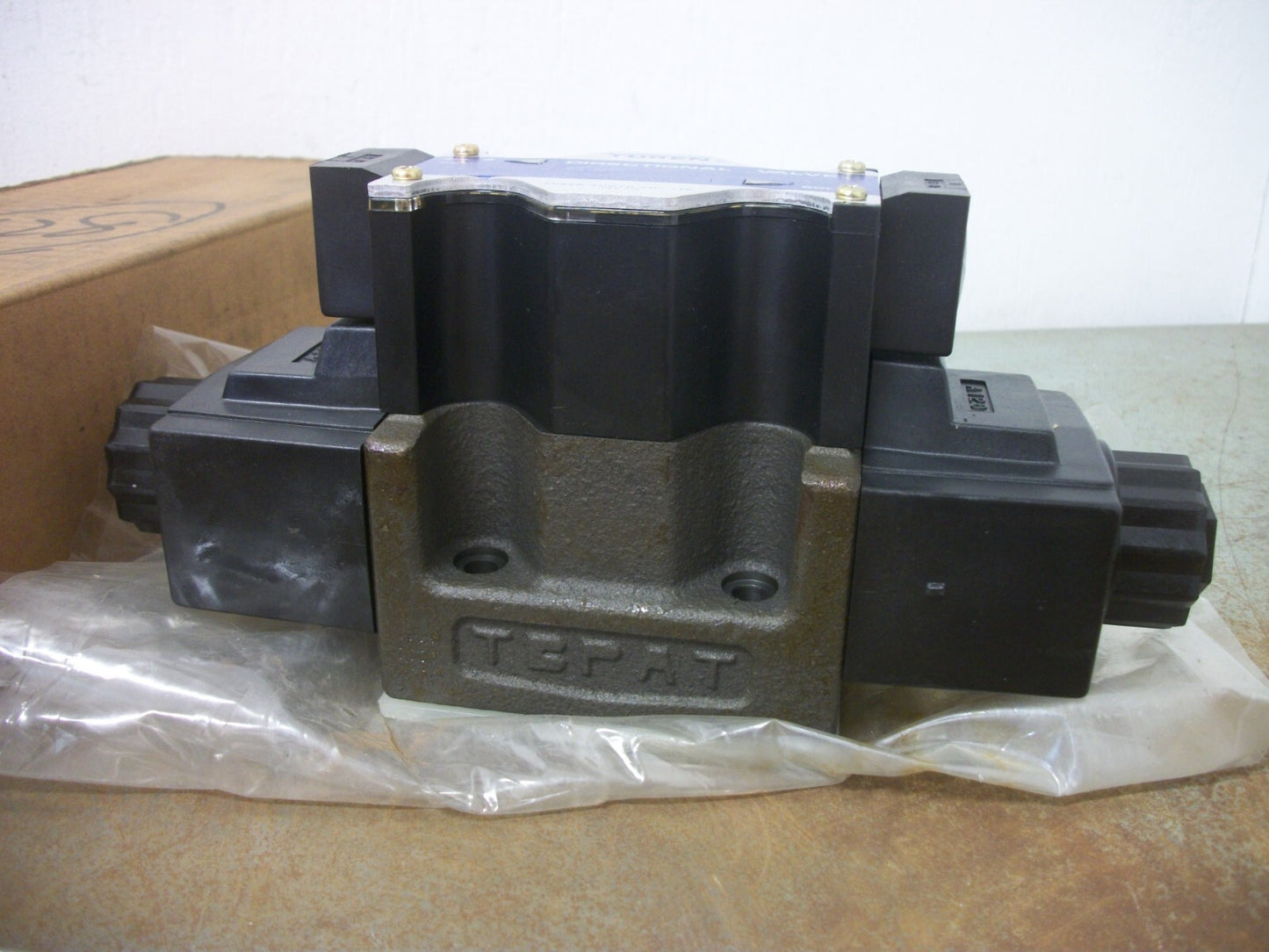 YUKEN SOLENOID OPERATED DIRECTIONAL HYDRAULIC VALVE DSG-03-3C4-A120-50 NIB