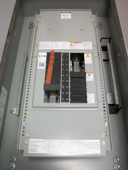 CUTLER-HAMMER PRL1A LOAD CENTER PANELBOARD EZB2036R 100AMP 208Y/120VOLT 3PH 4W