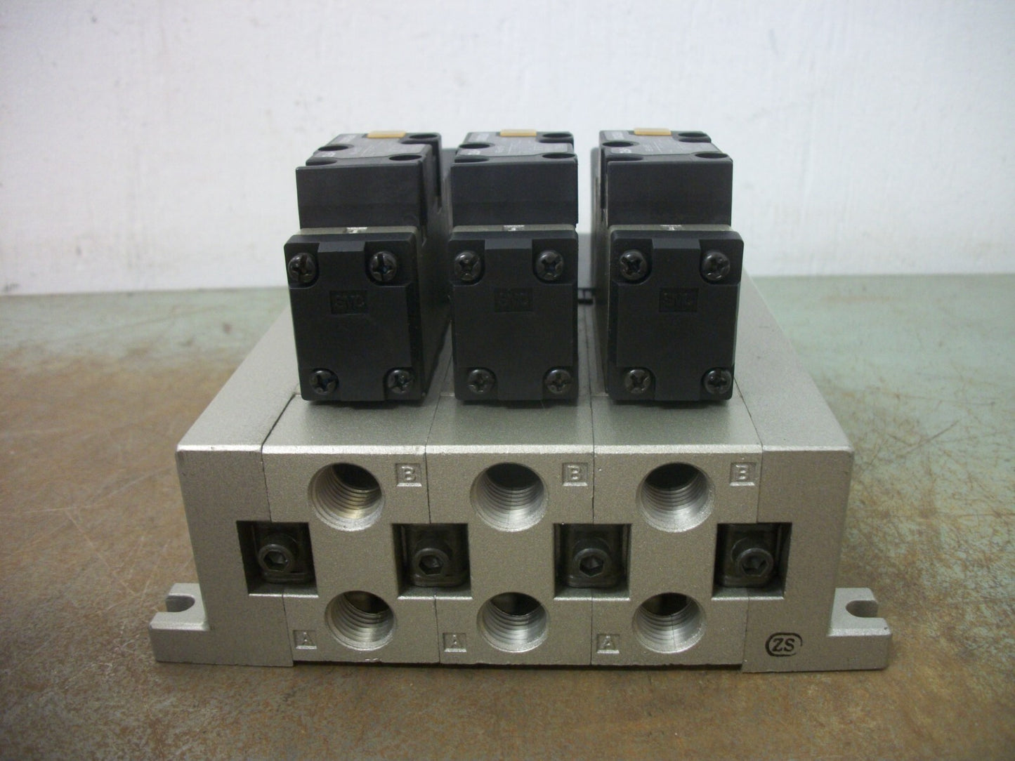 SMC BLOCK OF 3 SOLENOID VALVES VFS2100-1FZ 120VCOIL 0.1-1MPa NOB