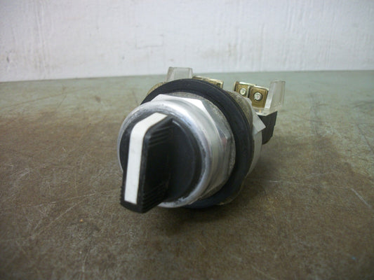 ALLEN-BRADLEY 3-POSITION SPRING RETURN SELECTOR SWITCH 800T-J91