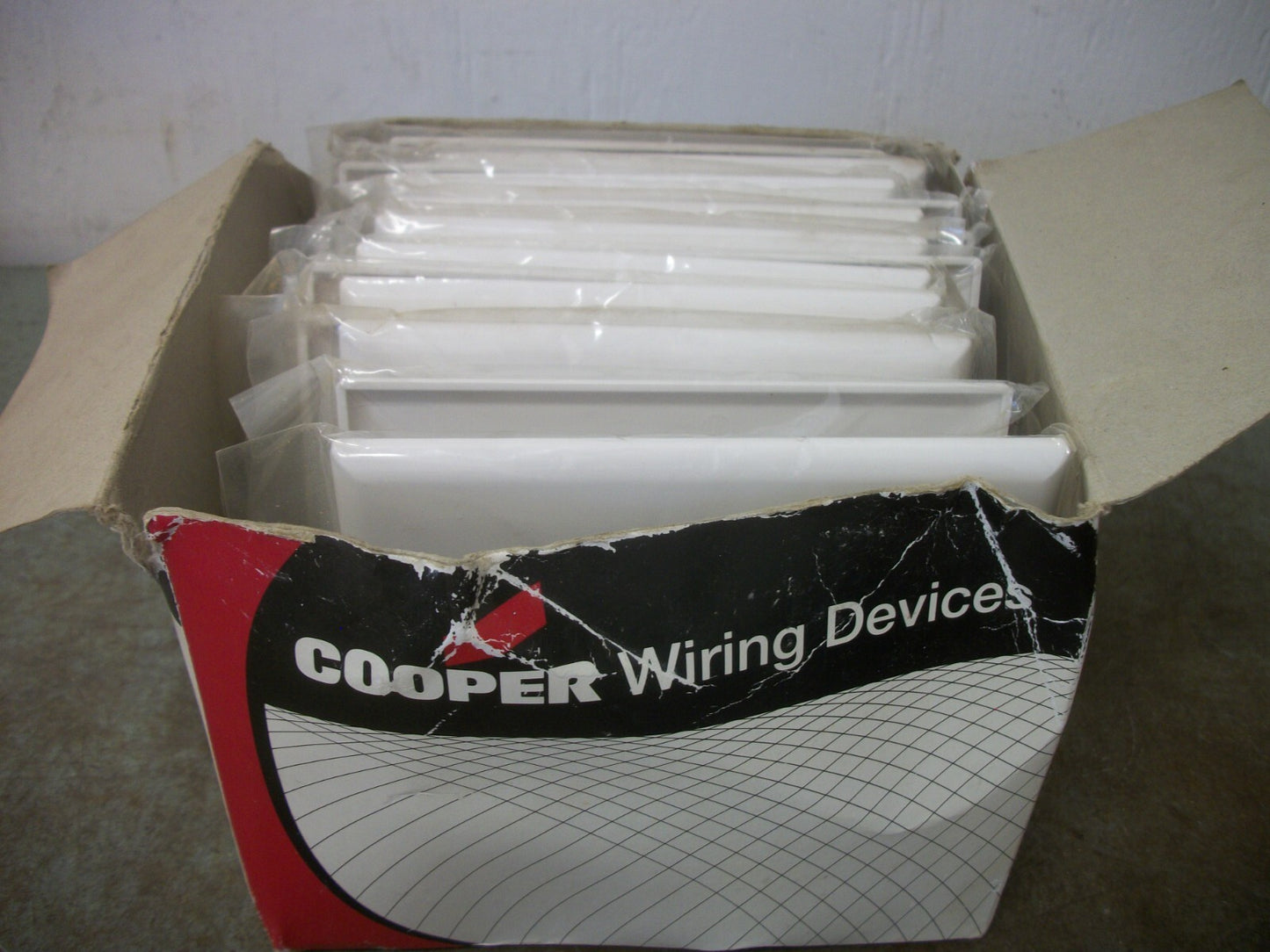 COOPER BOX OF 16 2-GANGE DUPLEX RECEPTACLE WHITE WALL PLATES PJ82W NIB
