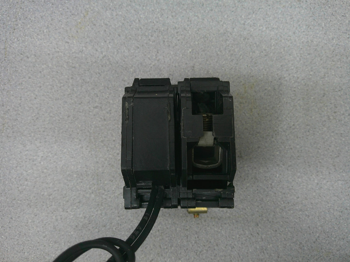 GE THQB CIRCUIT BREAKER THQB1120ST1 20AMP 120VOLT 1POLE W/SHUNT NOB