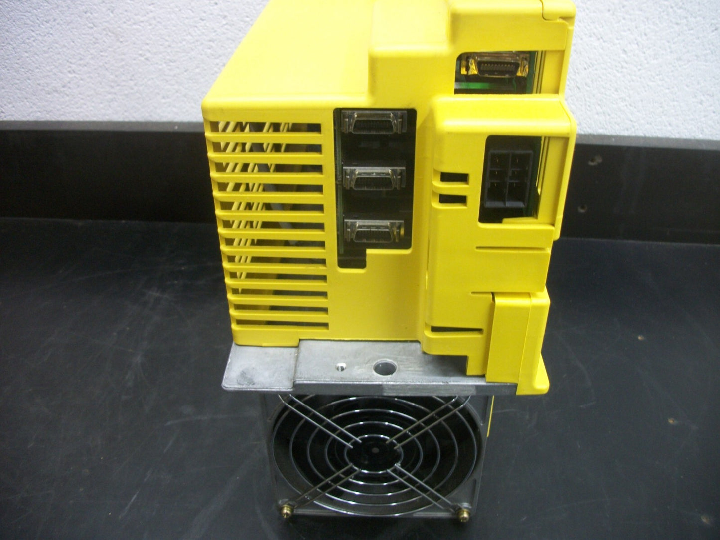 GE FANUC AC SERVO DRIVE AMPLIFIER UNIT SERIES G A06B-6089-H106 230VOLT NO COVERS